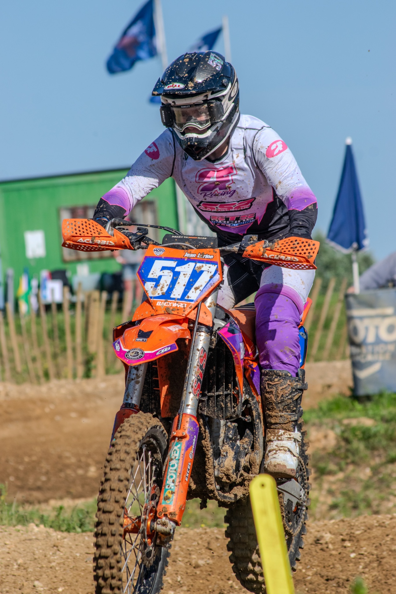 Lorine en course, KTM 517, pleine attaque